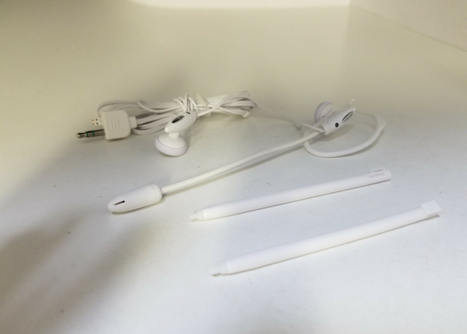 NEW WHITE DREAMGEAR Microphone Headset W/ MIC for Nintendo DSi + 2 SYLUSES #S20