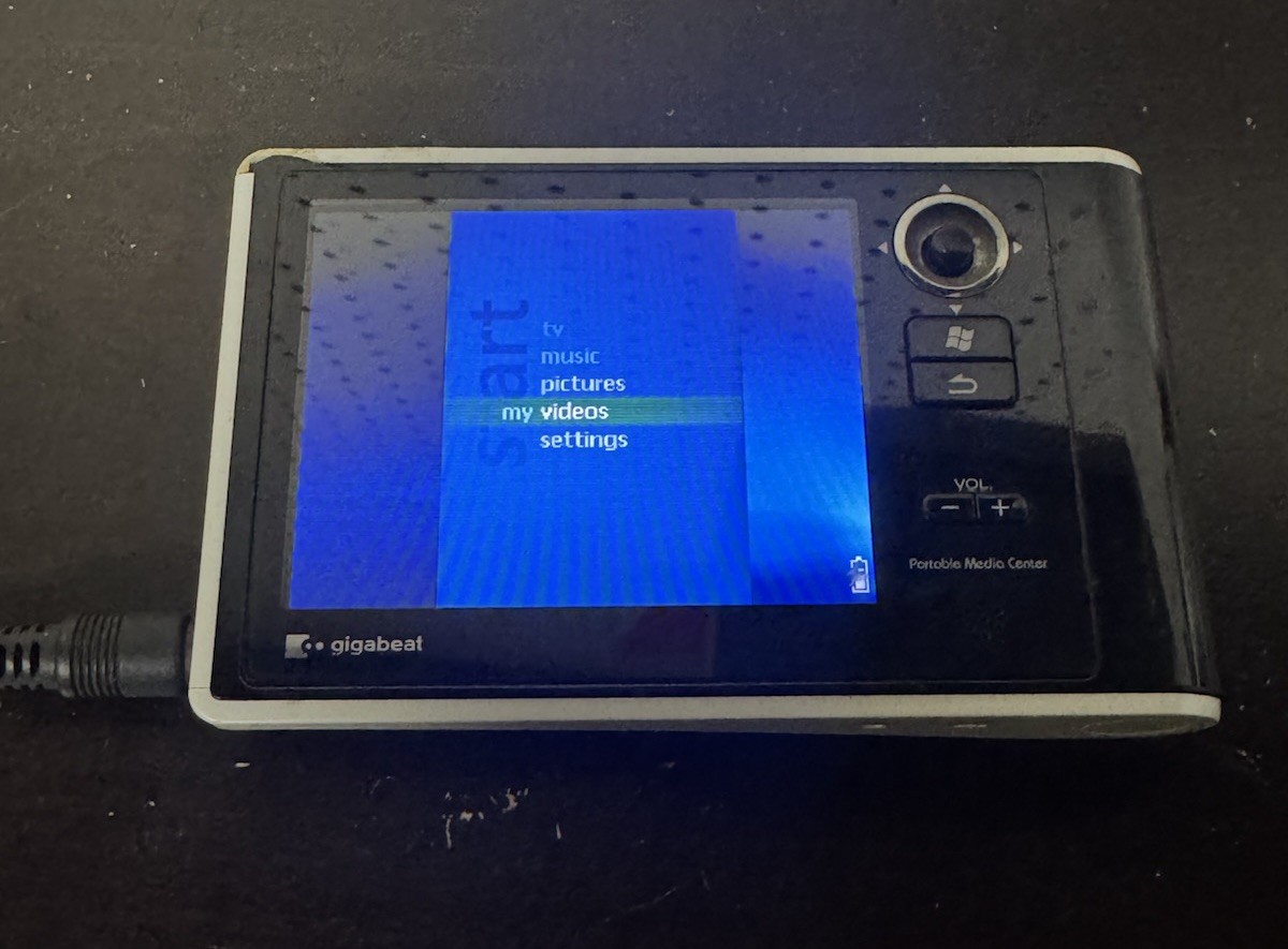 Toshiba MEV30 GigaBeat HDD Portable Media Video Player TESTED WORKING With Cord