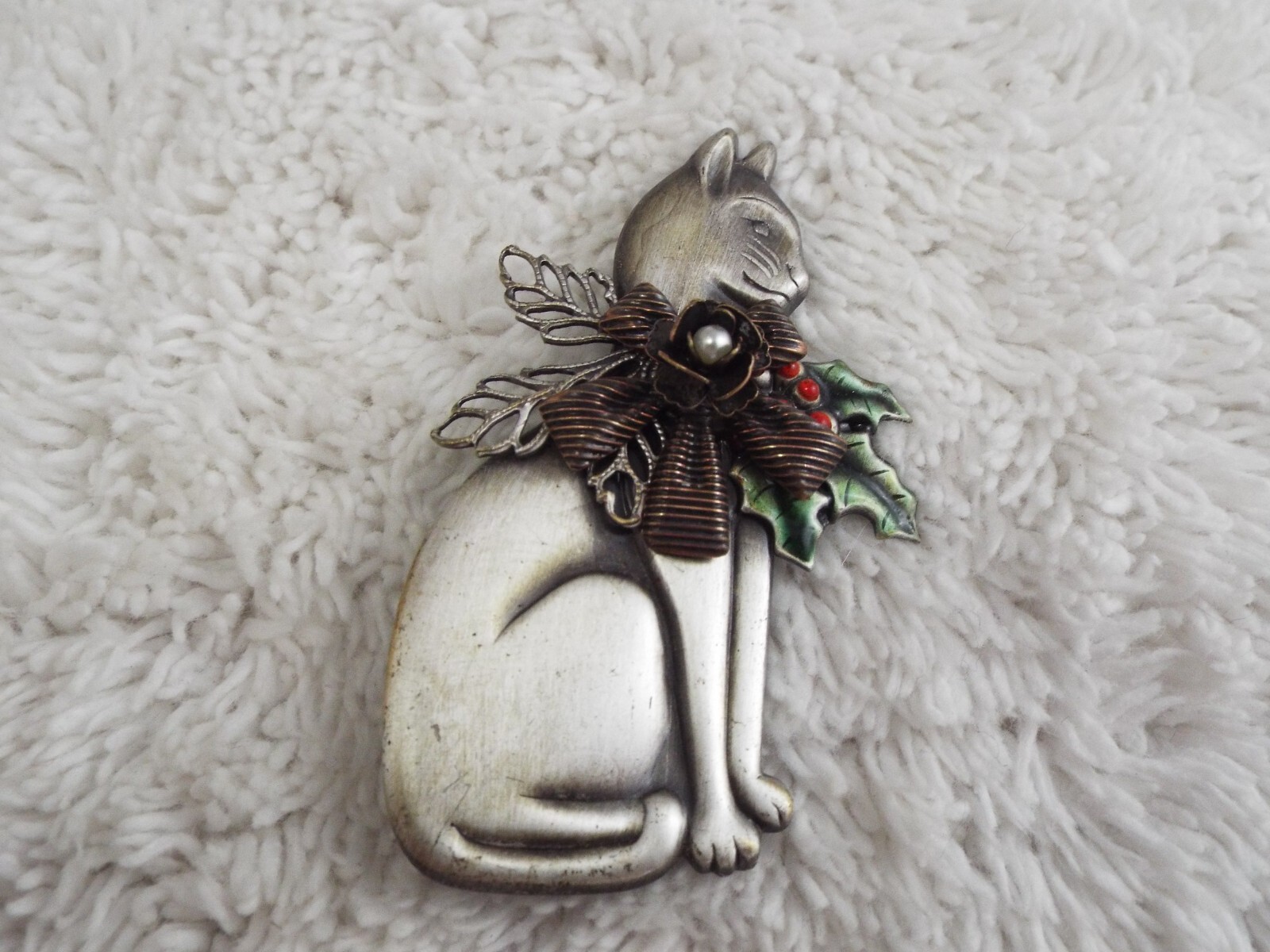 Silvertone Christmas Holly Cat Pin (A24)