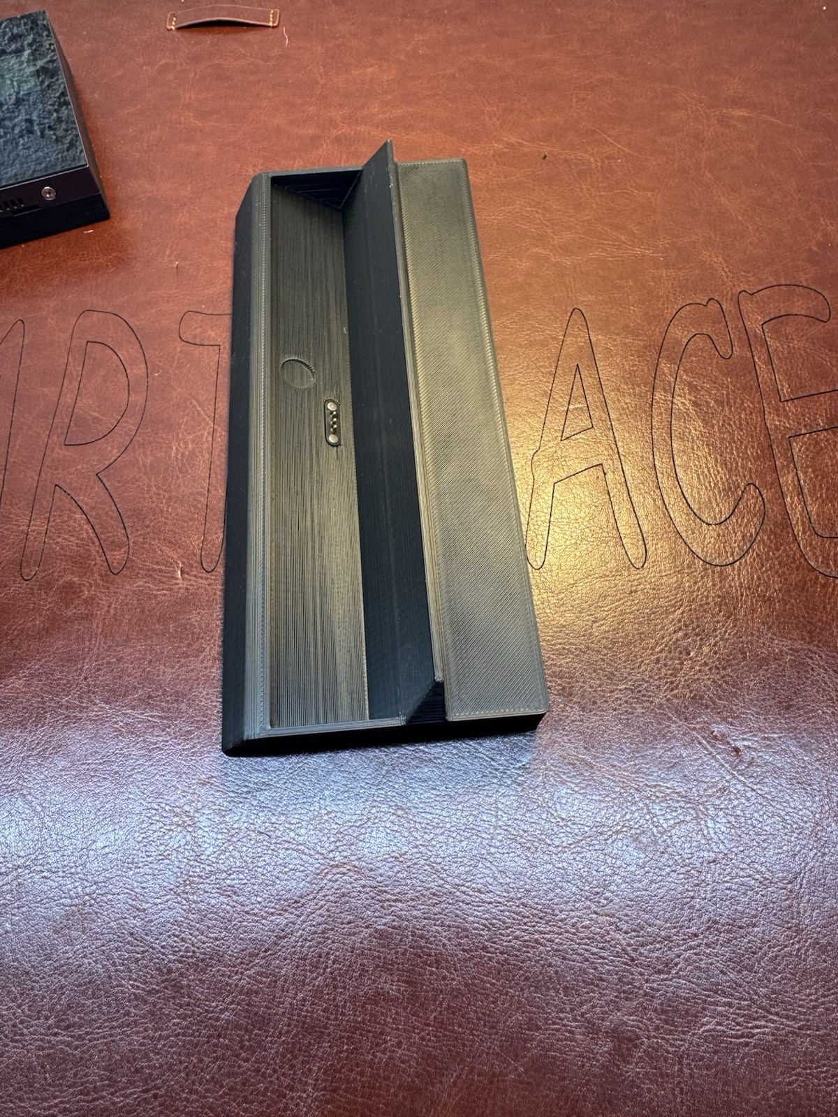 Aqara Panel Hub S1 portable case and charging dock.