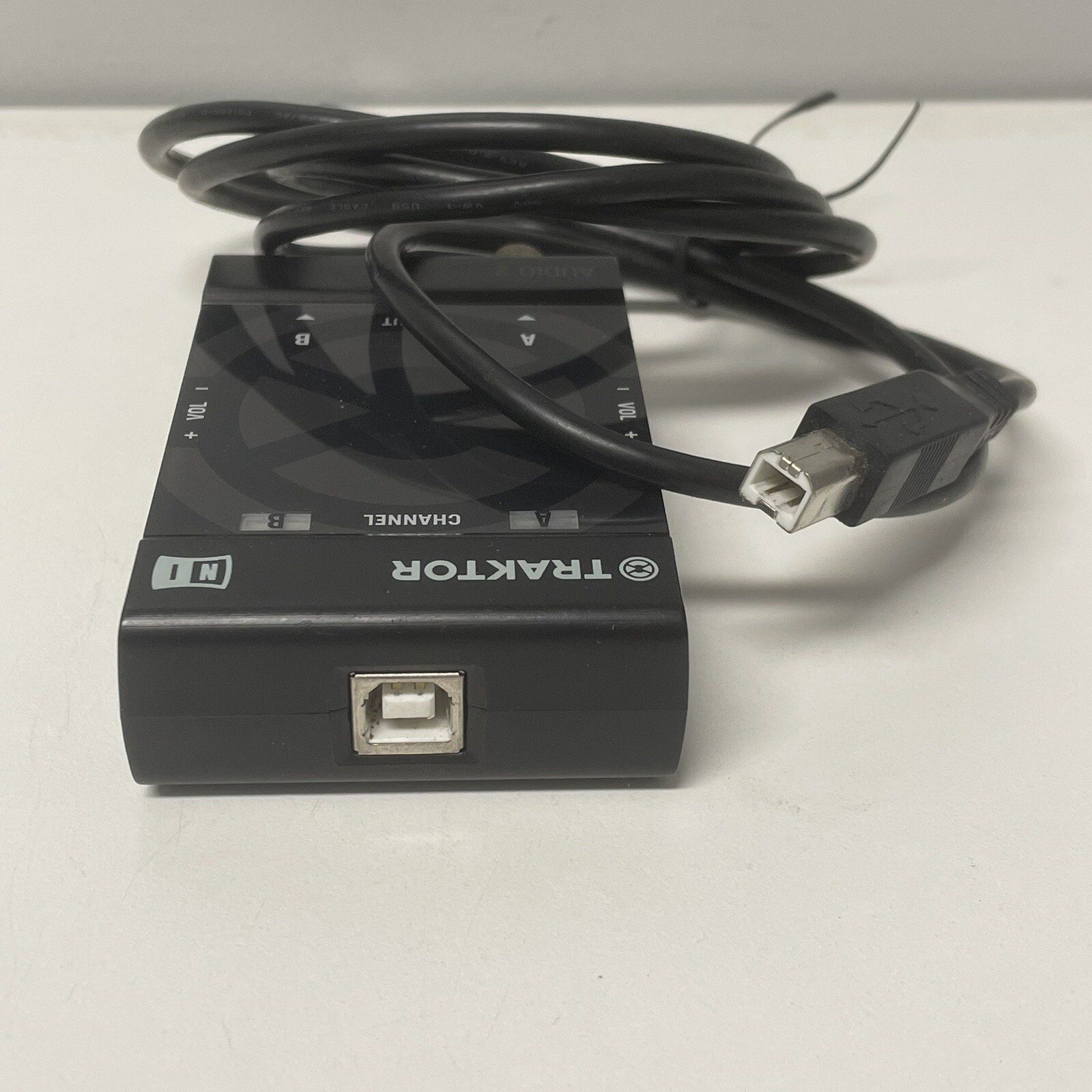 NATIVE INSTRUMENTS TRAKTOR AUDIO 2 HW DJ Interface with Cord Adapter