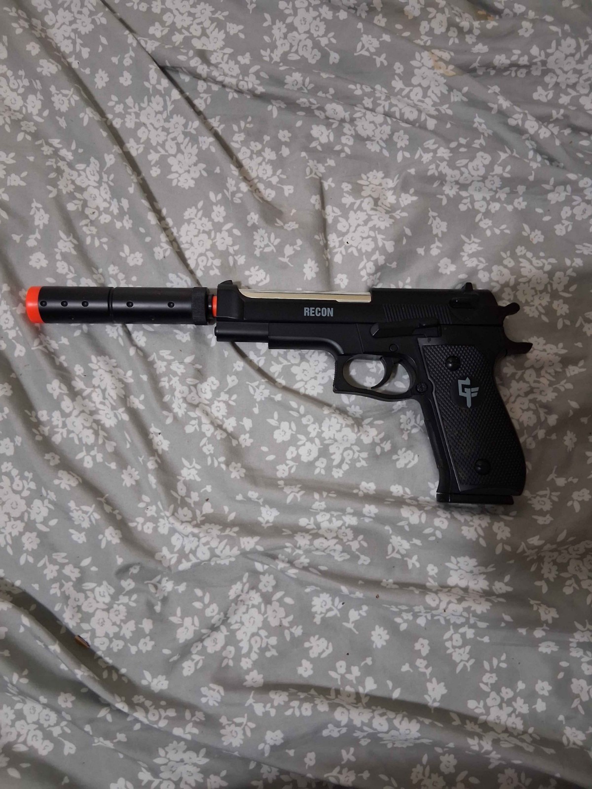 Ghost Force Recon Springloaded airsoft pistol Beretta M9 magazine and suppresor