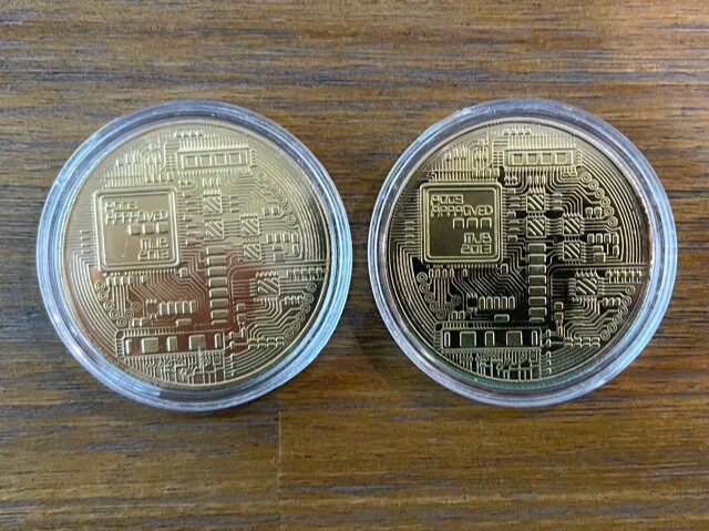 *Lot of 2* Bitcoin Coin Gold Plated Golf Ball Marker Poker Card Protector Crypto