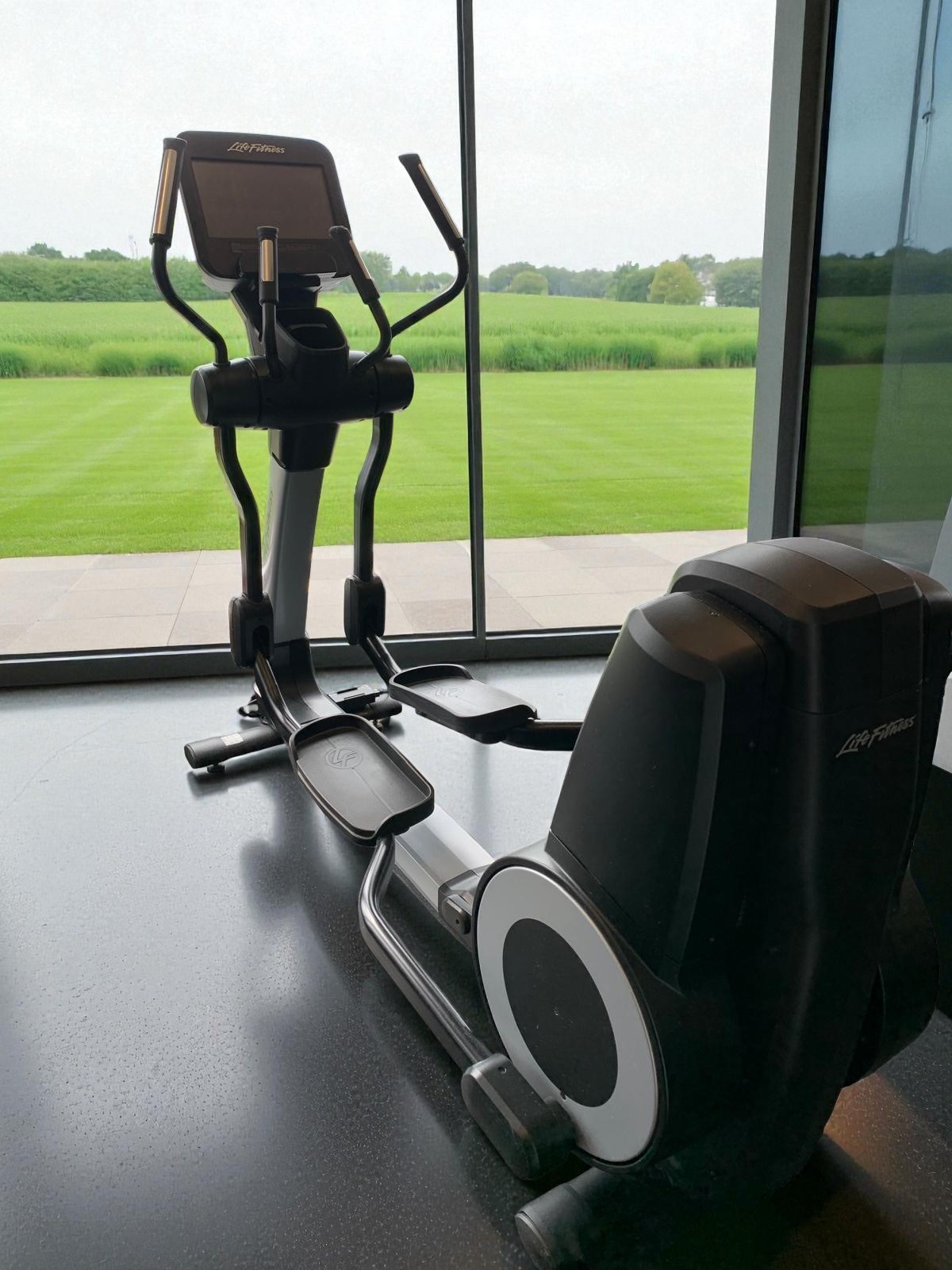 Life Fitness Elevation 95x Elliptical with Discover SE3 - Cleaned & Serviced