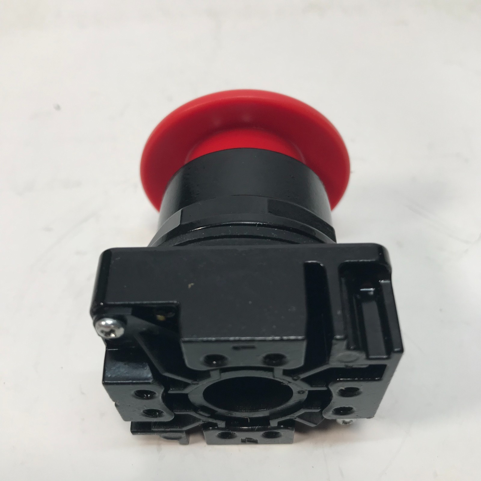 Siemens 52BP2W2 2 Pos. Push-Pull Operator Maintained, Plastic, 1 3/4", Red - New