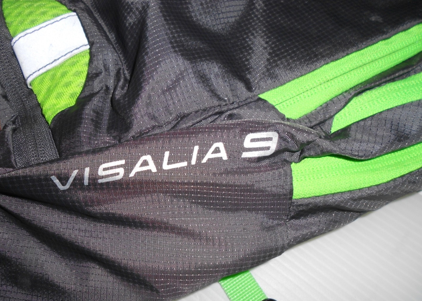 **VERY NICE ** High Sierra Visalia 9 Hydration Pack 2L - Gray/Green