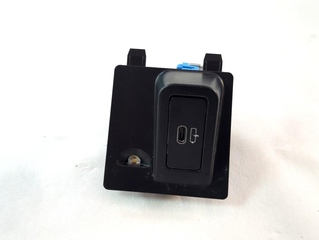 84105A84161 USB-C Entry Door BMW X4 G02 LCI 20IX 2.0 B 4X4 135KW AUT 5P (202