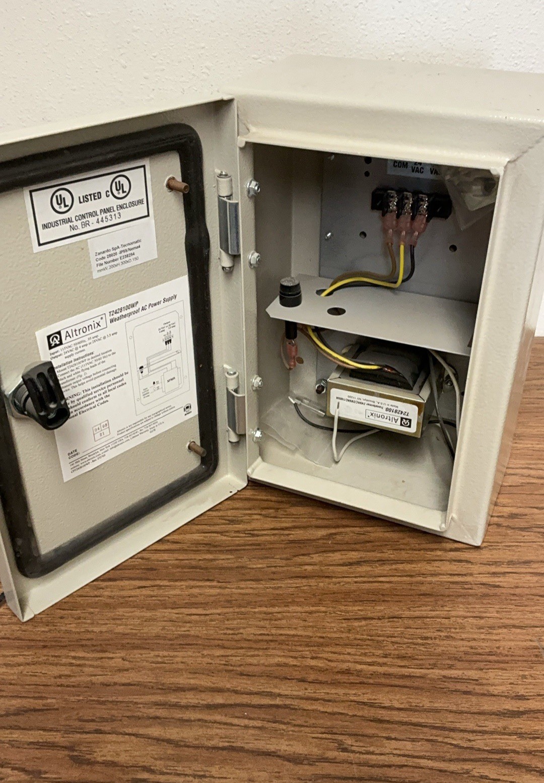Altronix T2428100WP Outdoor CCTV AC Power Supply 24VAC@4A or 28VAC@3.5A Nema 4