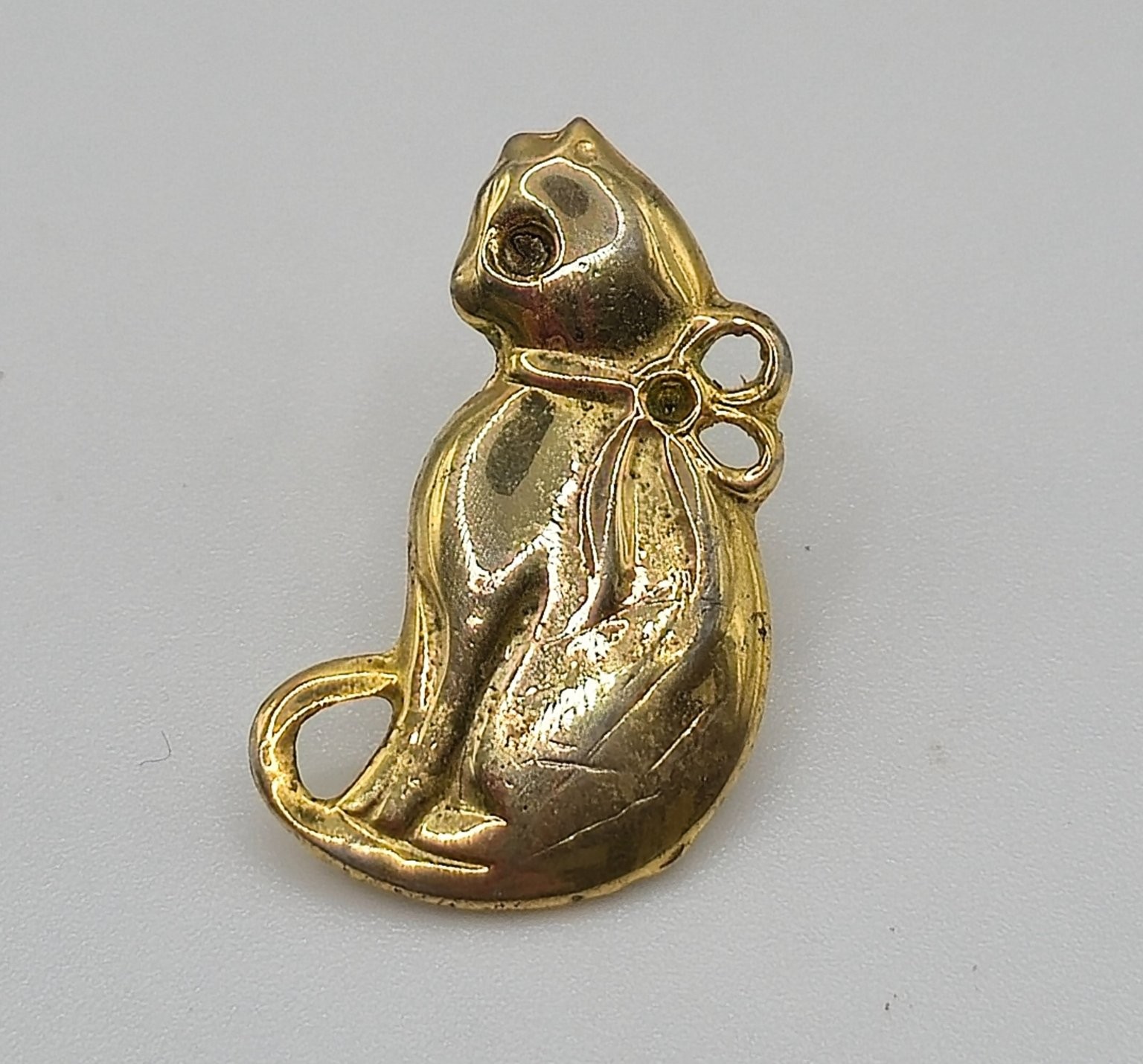 Gold Tone Sitting Cat Lapel Pin 1" Tall Animal Kitty Lover Collectible Gift