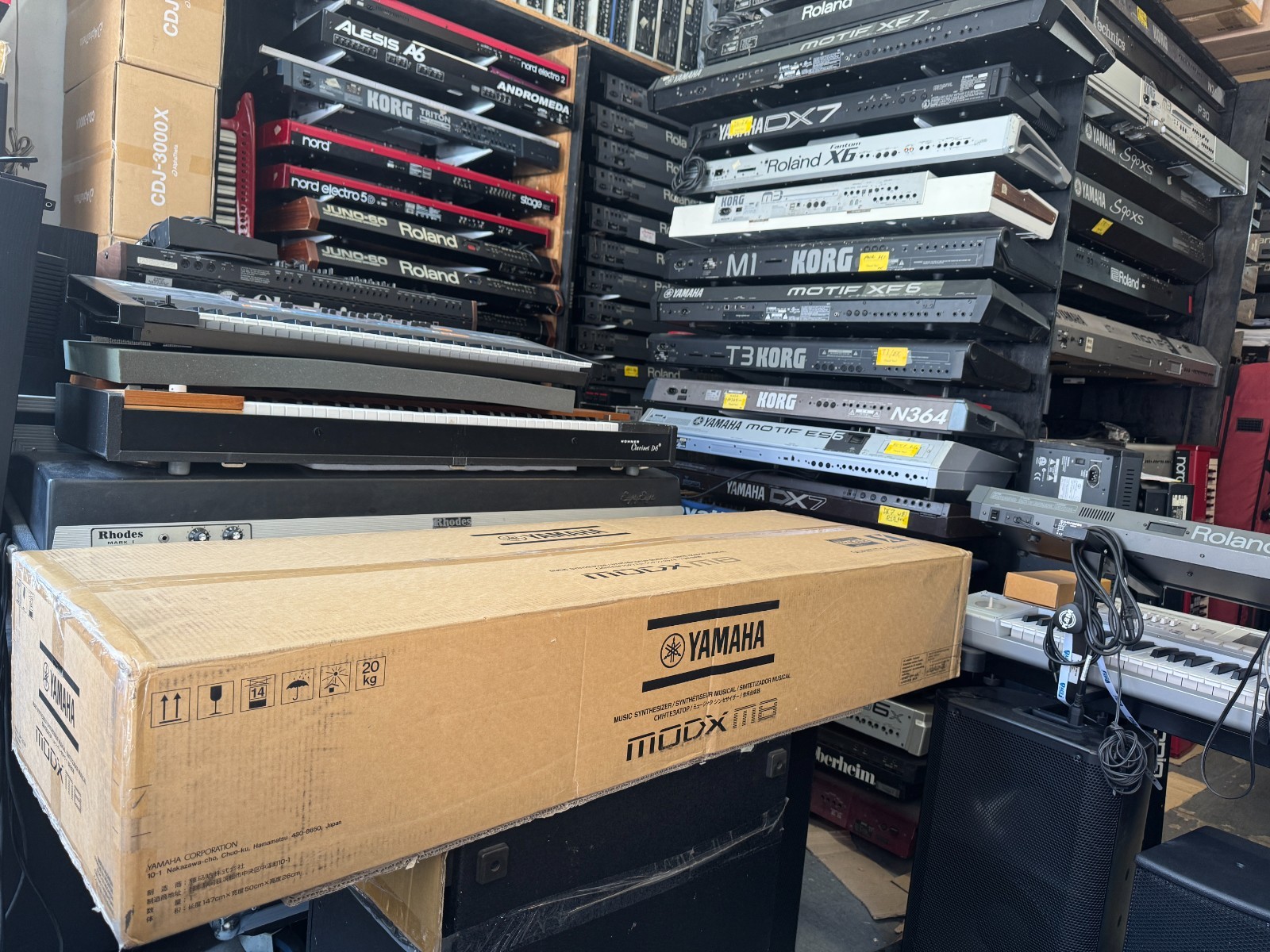Yamaha MODX M8 keyboard weighted key  in box  ARMENS