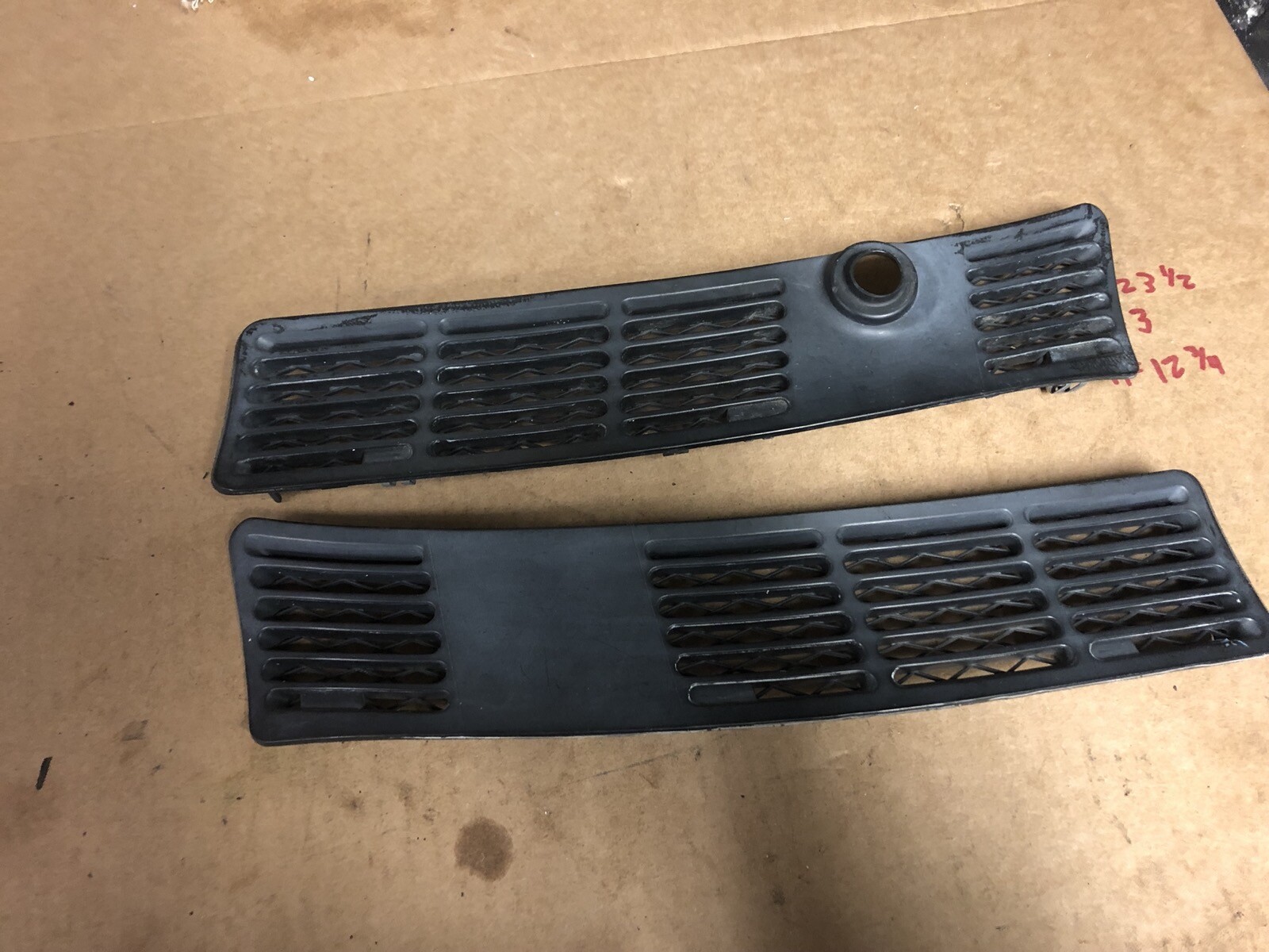 BMW E30 PAIR OF TOP HOOD GRILLS 1904571, 1904572 - R6S5B2