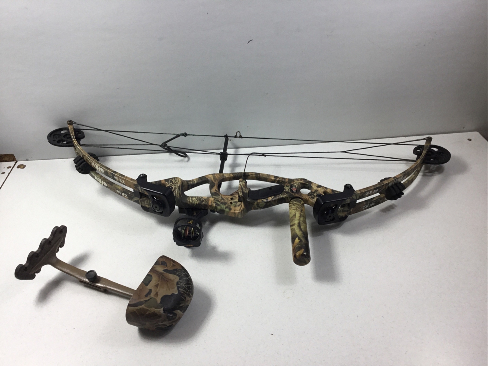 HOYT ZR 200 USA 60 Compound Bow Camouflage Mossy Oak MT Sport RH APEX Sights
