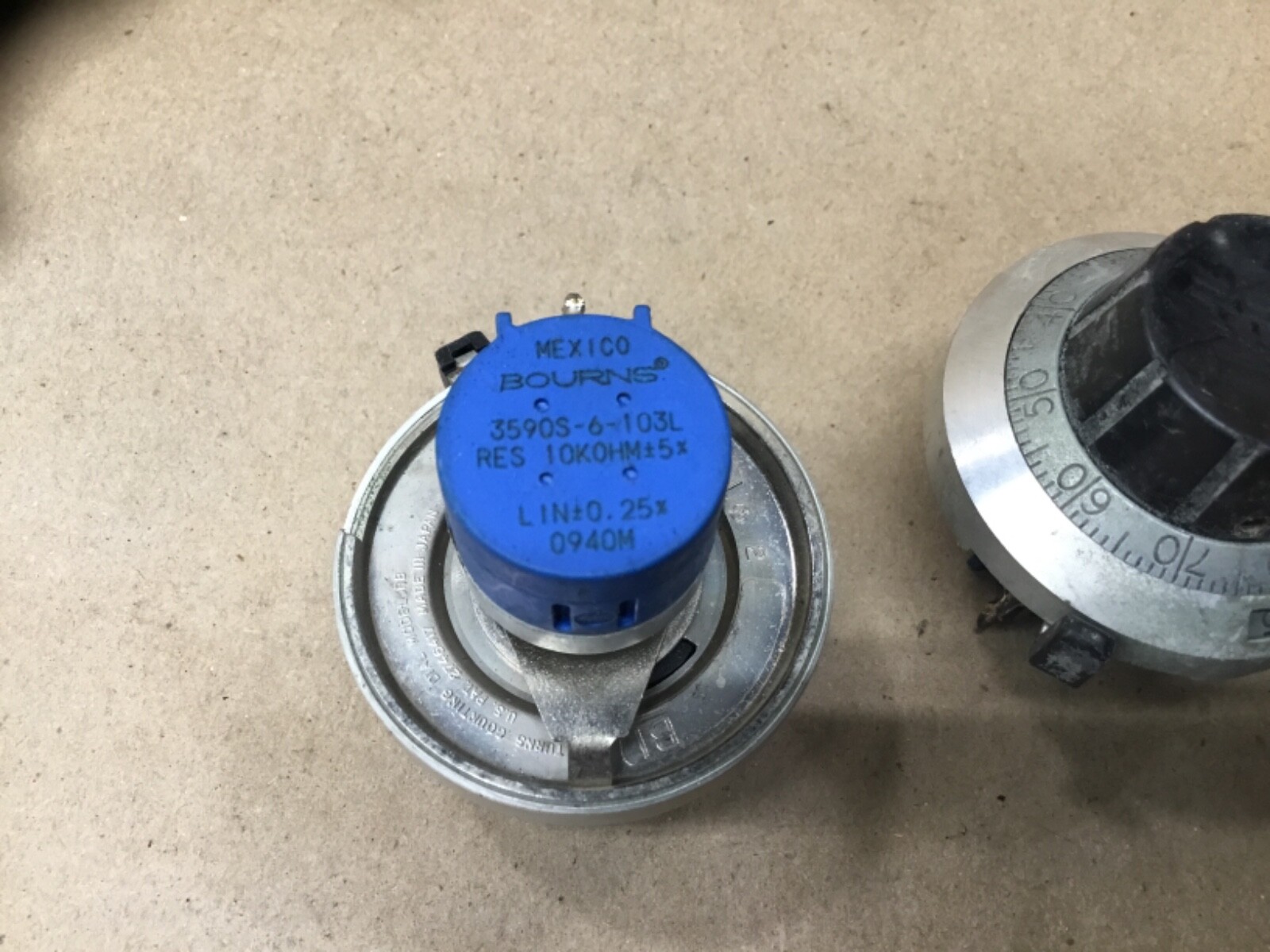 Lot of 5 Bourns 3590S-6-103L Potentiometer With Knob #101F63
