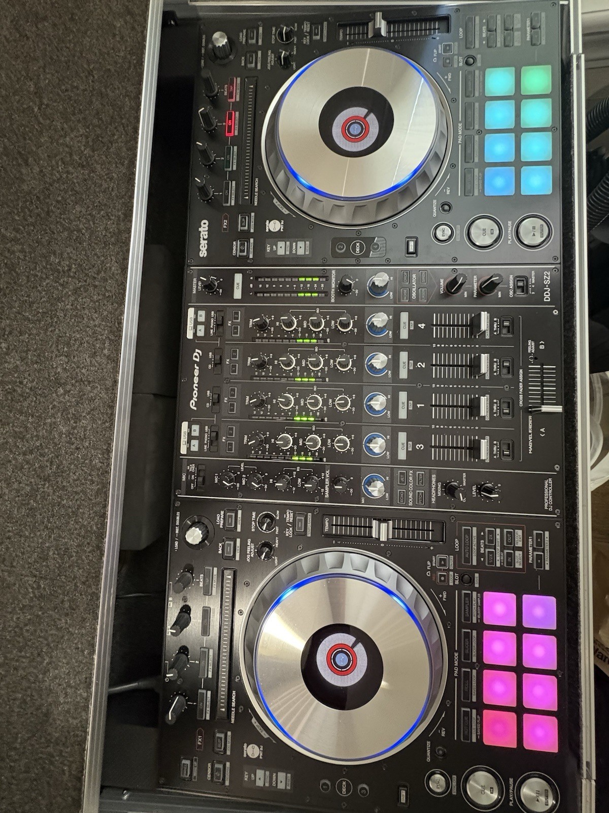 Pioneer DJ DDJ-SZ2 Pro DJ Controller w/ Odyssey Flight Case Bundle-Excellent