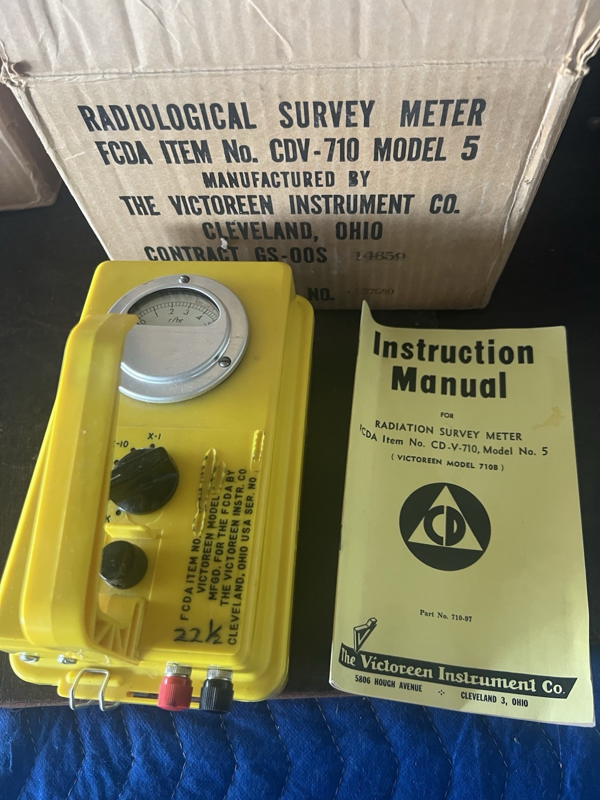 Vintage Victoreen CDV-710 Model 5 Geiger Counter Radiation Detector with manual
