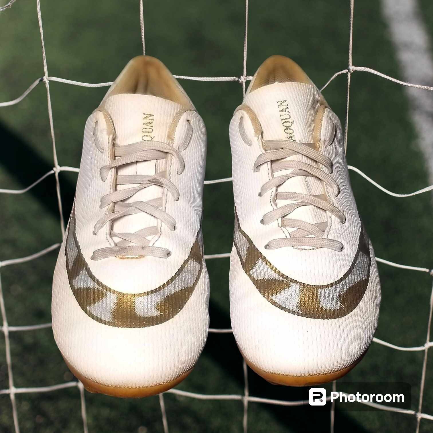 Daoquan Youth/Junior's Soccer/Football Cleats Big Kids Size 6. White/Gold.