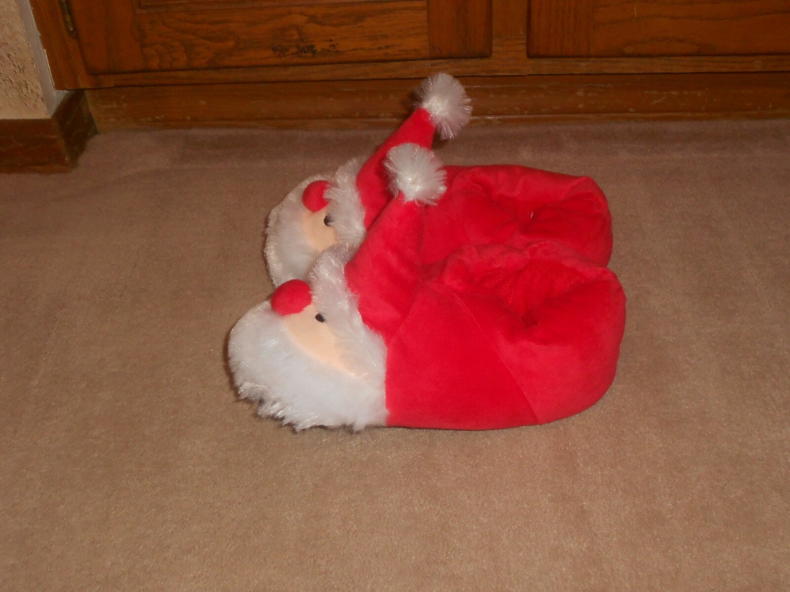 NEW, JUNIOR PLUSH SANTA SLIPPERS, SIZE SMALL 5/6