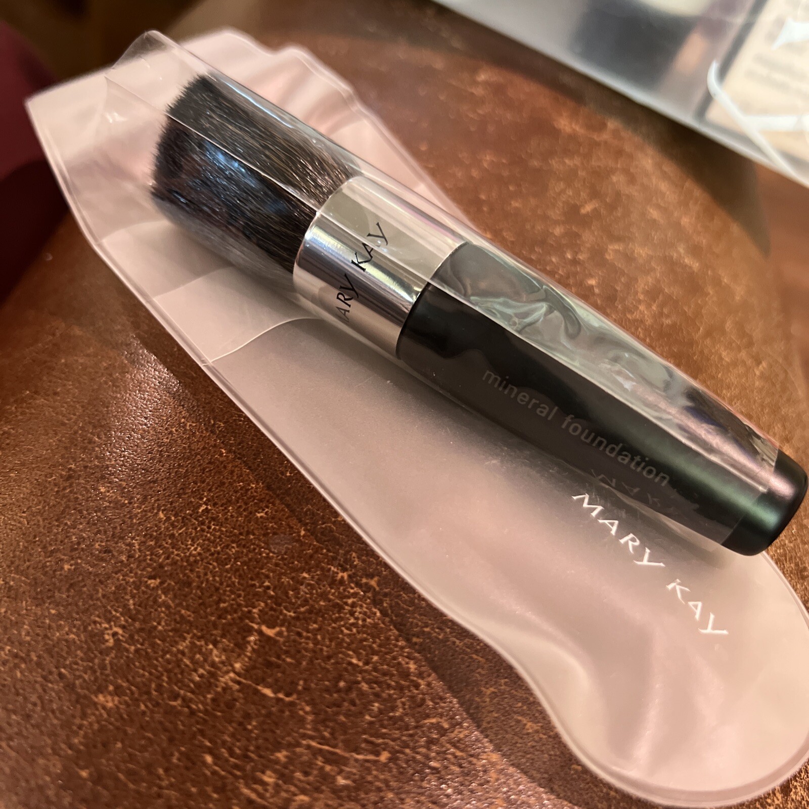 Mary Kay Mineral Powder Foundation Brush with Clear Carry Pouch- NEW