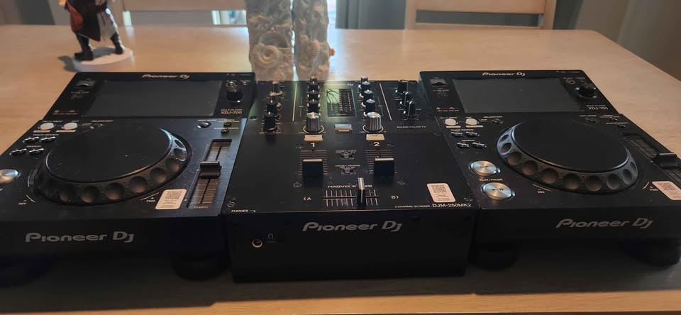 Pioneer XDJ-700 Pair with DJM 250MK2 Mixer - Comes with power, link cables, RCA