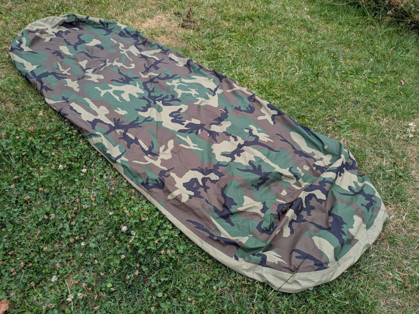 Genuine US Army Woodland Camo Gore-Tex Bvivy Bag Side Zip Cover Sleep System