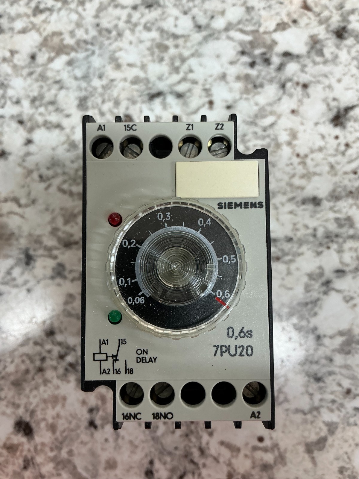 *FREE SHIPPING* Siemens 7PU2040-0AJ33  Time Relay 0.06s -0.6s *NEW*