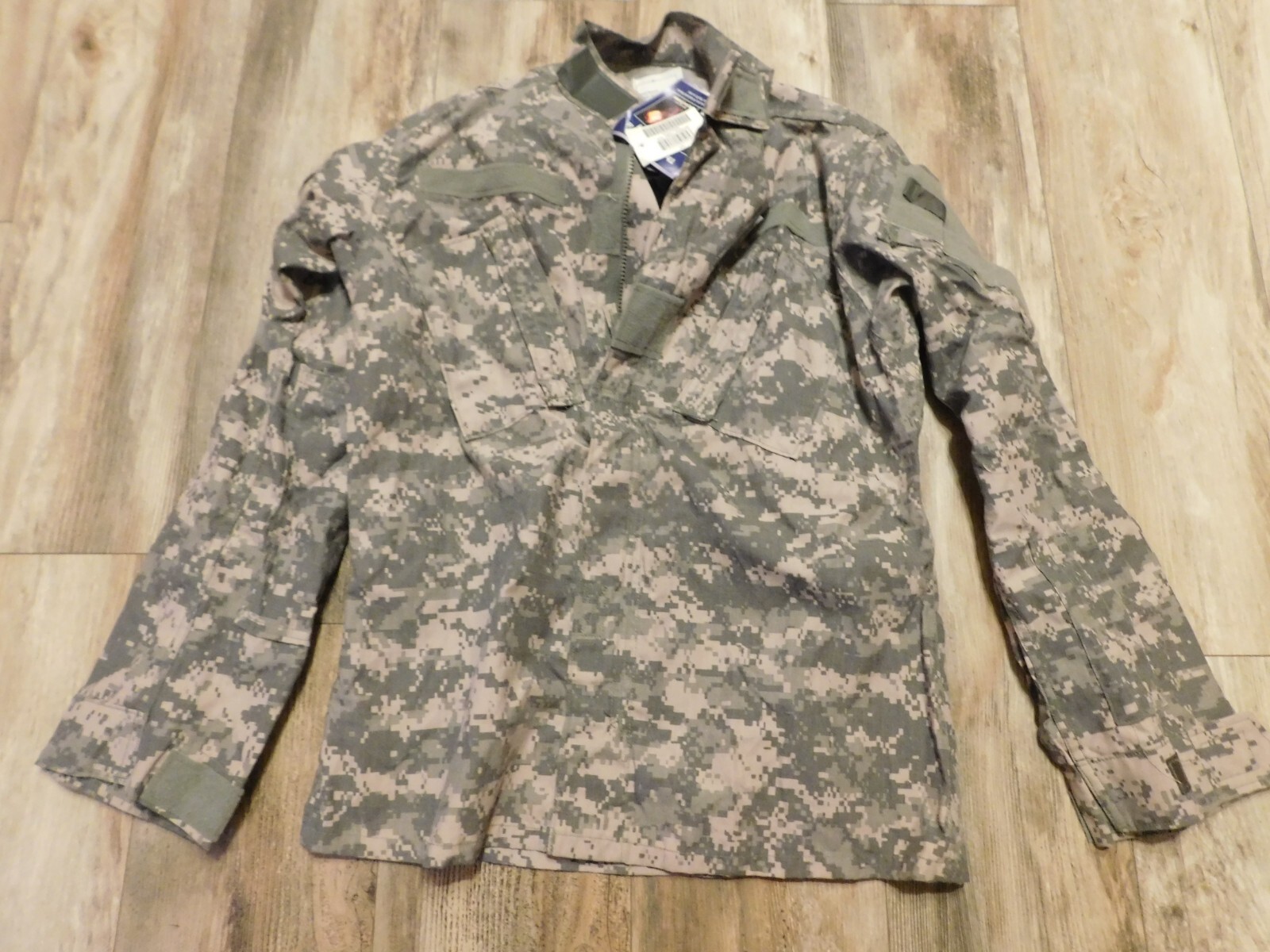 US ARMY  FLAME RESISTANT ACU TOP COAT SIZE SMALL - REGULAR NEW