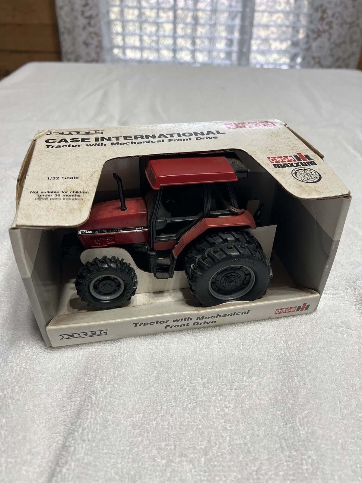 1/32 Scale ERTL 5140 Case IH Maxxum Tractor with Duals Special Edition Series