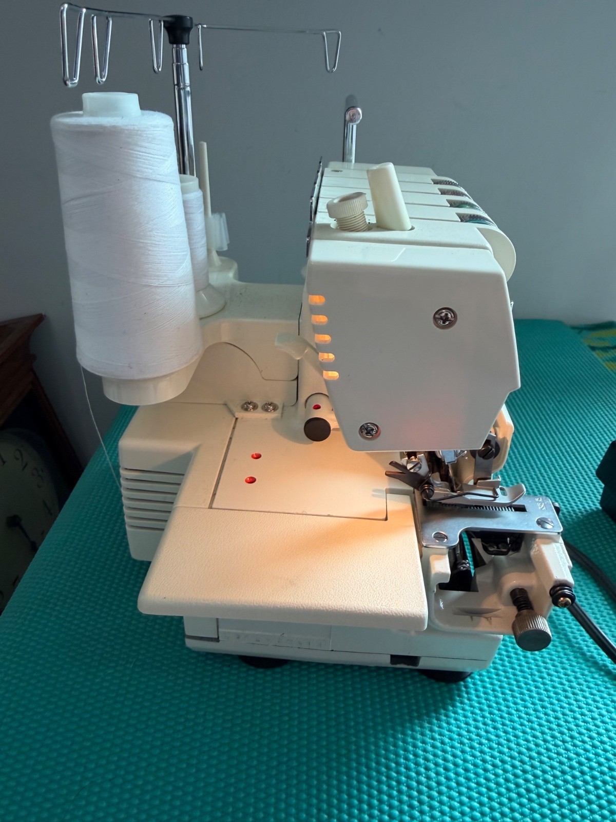 SINGER QuantumLock 14U Serger Sewing Machine - Working - Missing Cylinder Cover