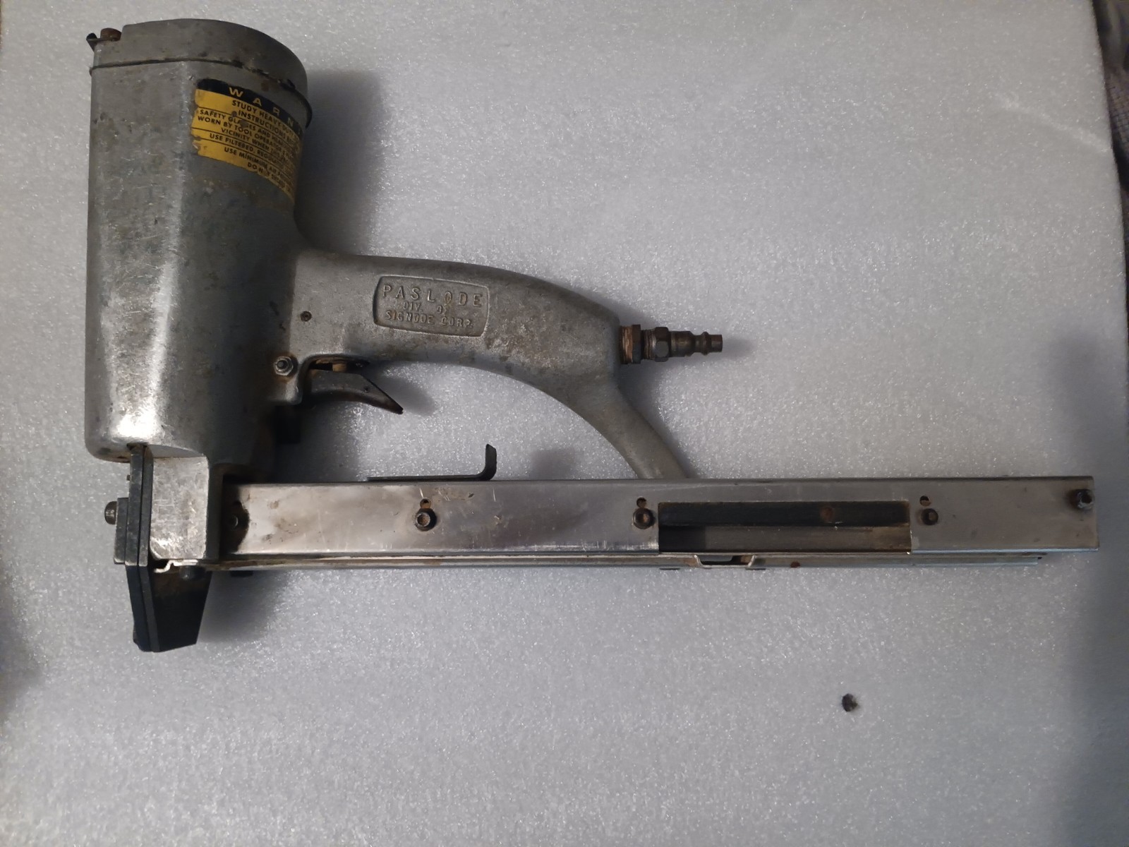 Paslode Pneumatic Stapler Tool with Box of Staples Included for Professional Use