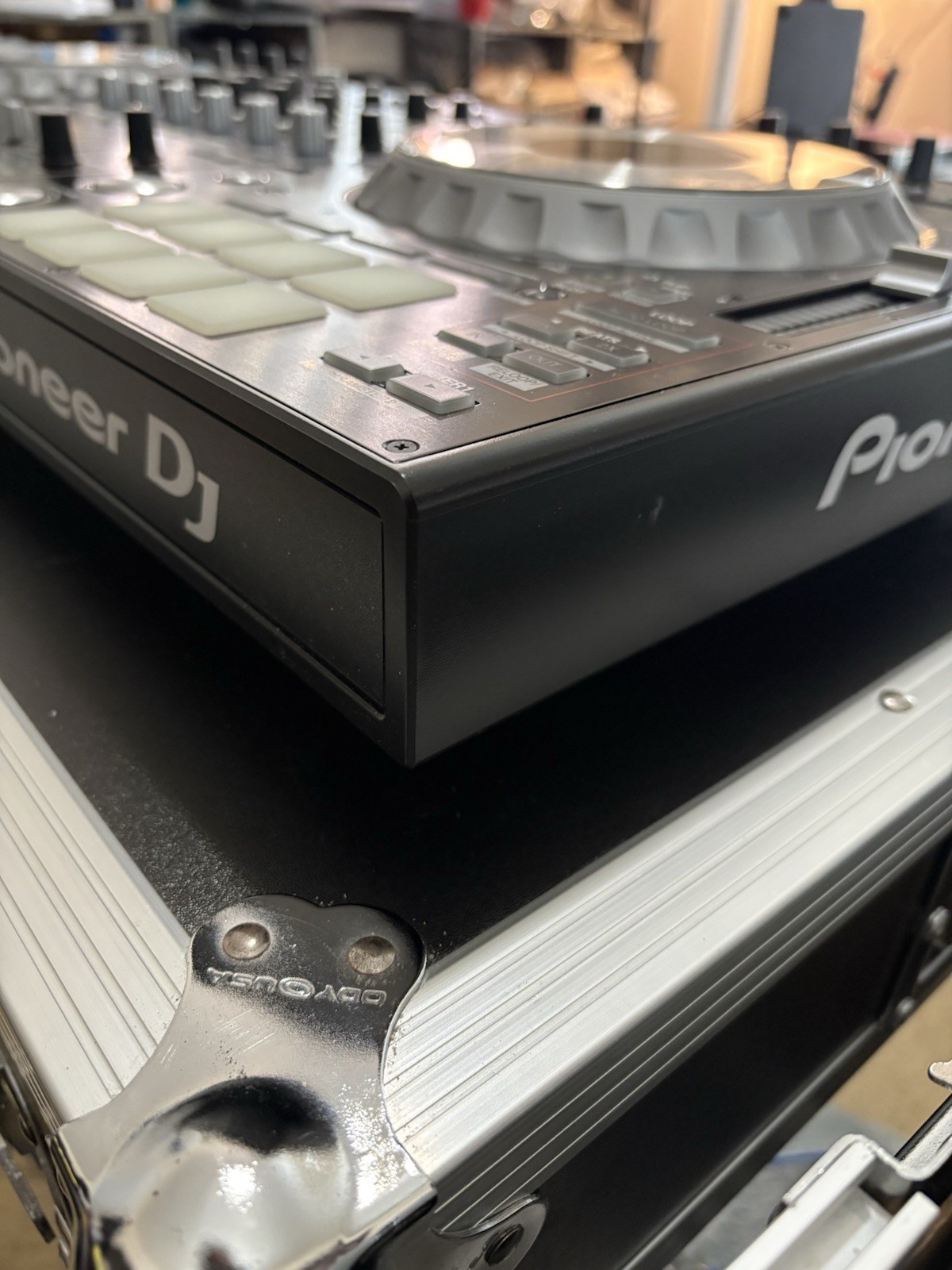 Pioneer DJ DDJ-SZ2 Pro DJ Controller w/ Odyssey Flight Case Bundle-Excellent