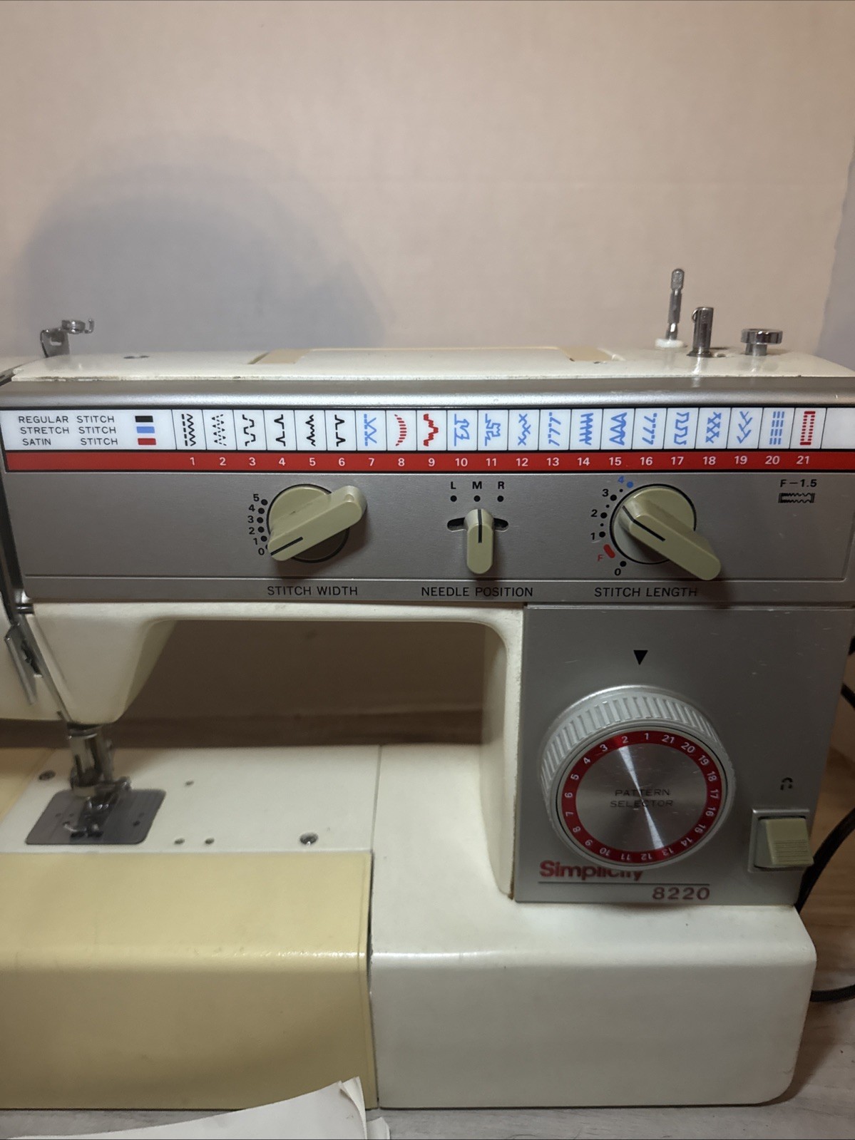 SIMPLICITY Sewing Machine Zig Zag 8220 W/Manual TESTED & Working