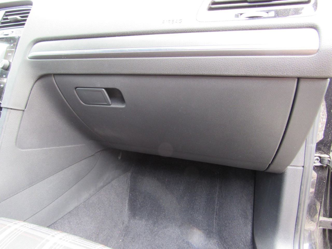 GTI       2018 Glove Box 1048596