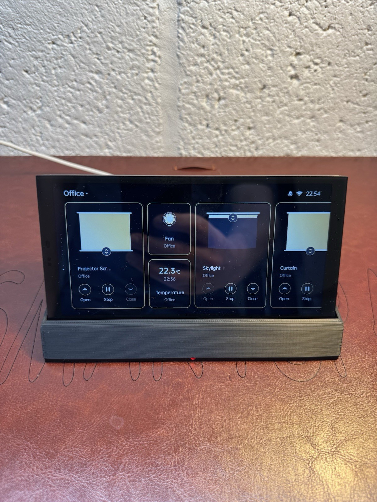 Aqara Panel Hub S1 portable case and charging dock.