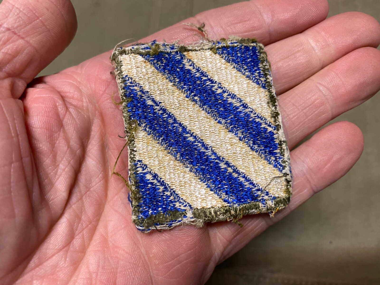 ORIGINAL WWII US 3RD INFANTRY DIVISION SLEEVE INSIGNIA PATCH- OD BORDER