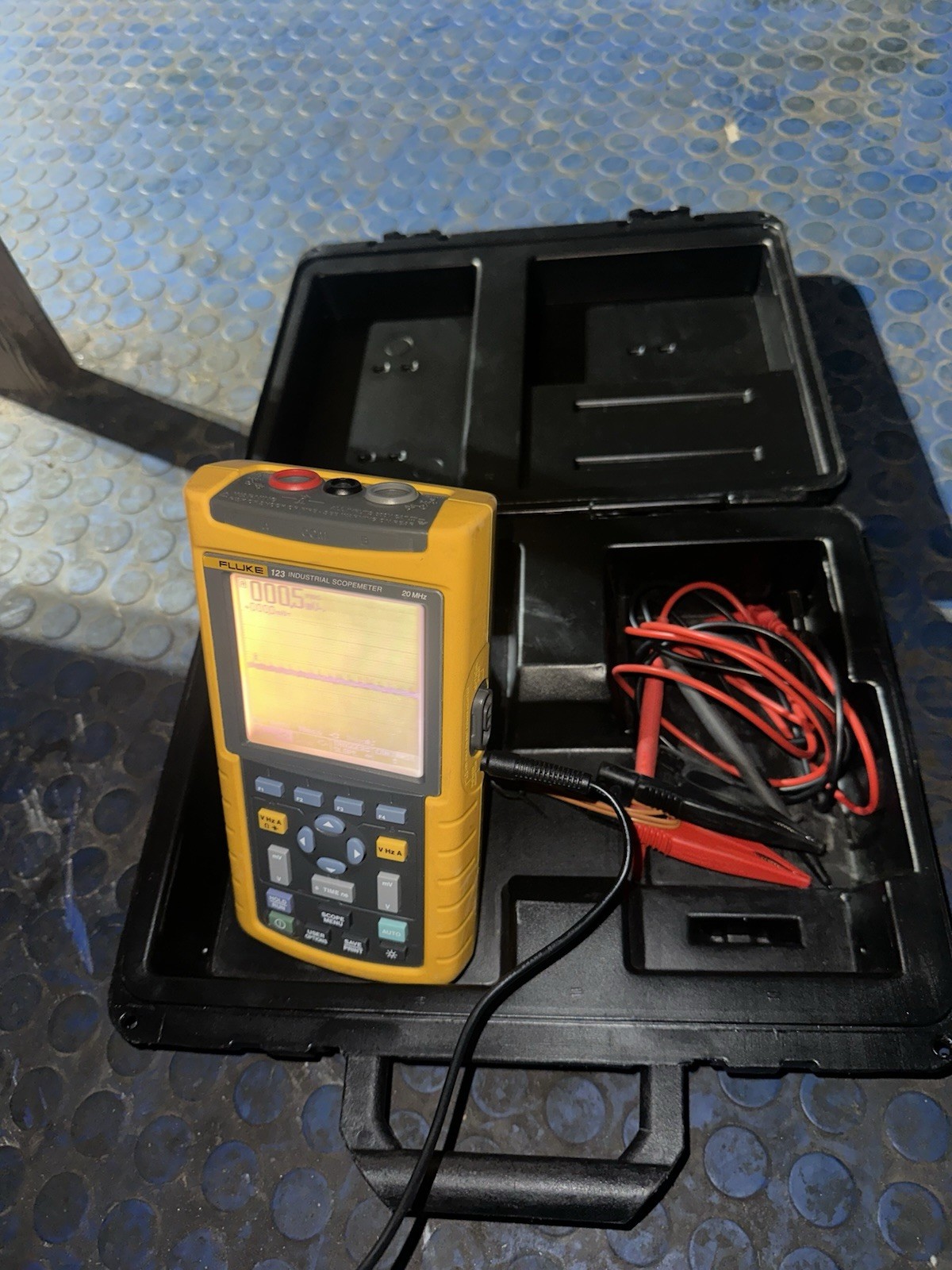 Fluke 123 Industrial ScopeMeter 20MHz HandHeld Oscilloscope Scope Meter 123/003