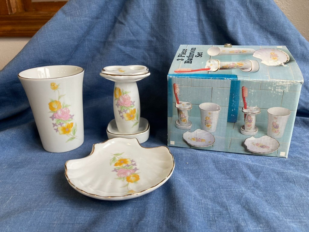 Vtg 1970s 3 Piece BATHROOM SET Porcelain FLAMBRO Taiwan Yellow Pink Flowers NIB