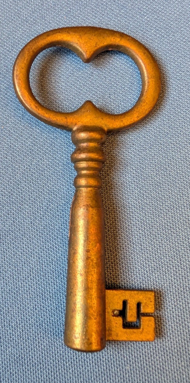 Vtg 3.5" ornate bit skeleton cabinet KEY, solid metal