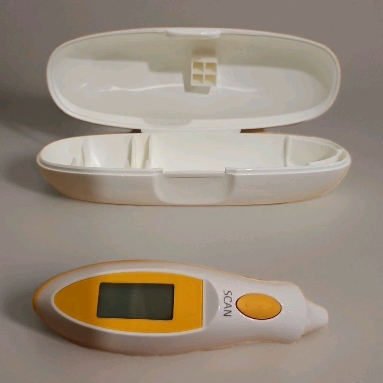 INFRARED DIGITAL EAR THERMOMETER LCD DISPLAY Temperature Gun Baby to Adult