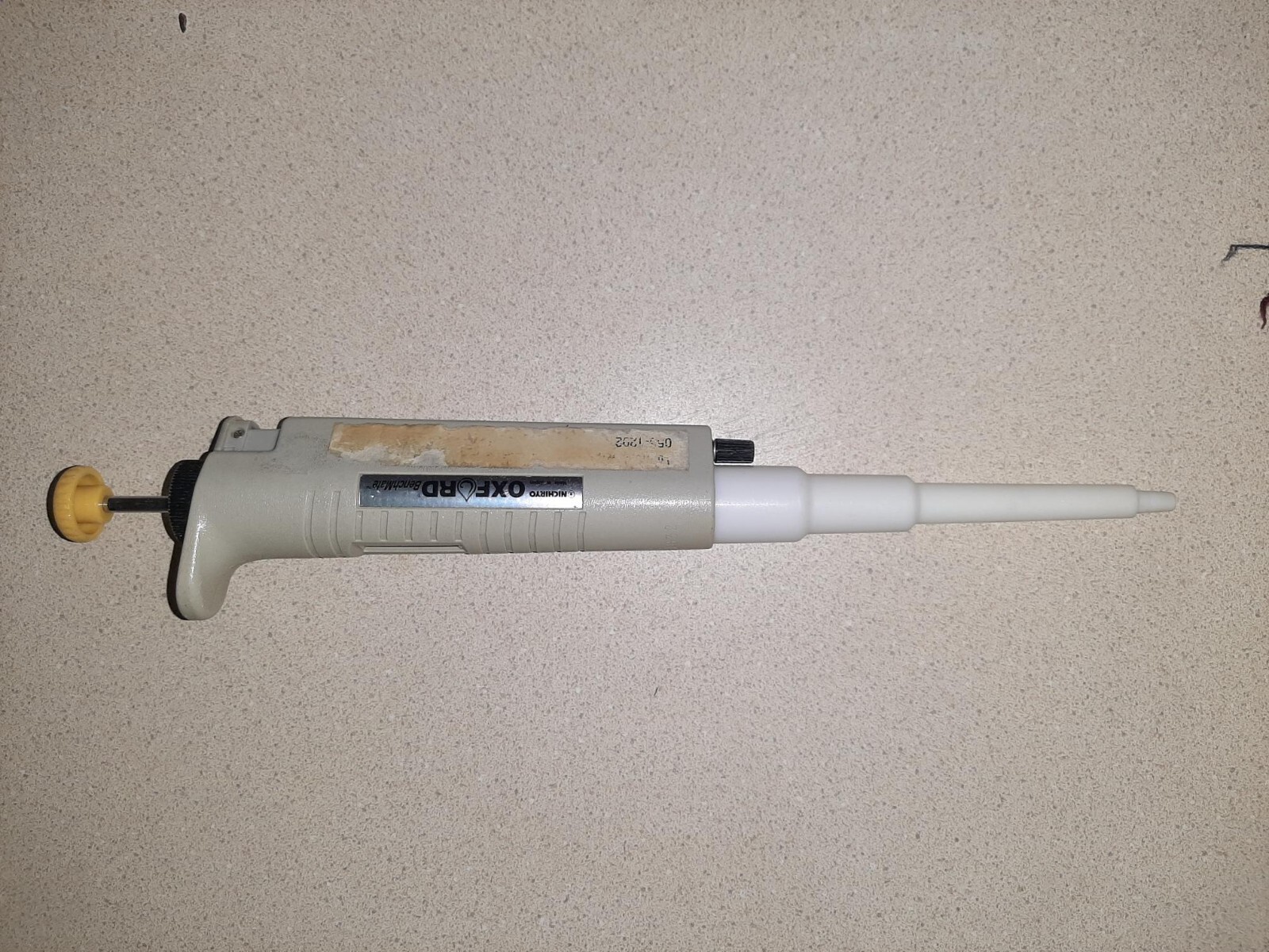 One Oxford BenchMate pipette, 40-200 microliter range, working well