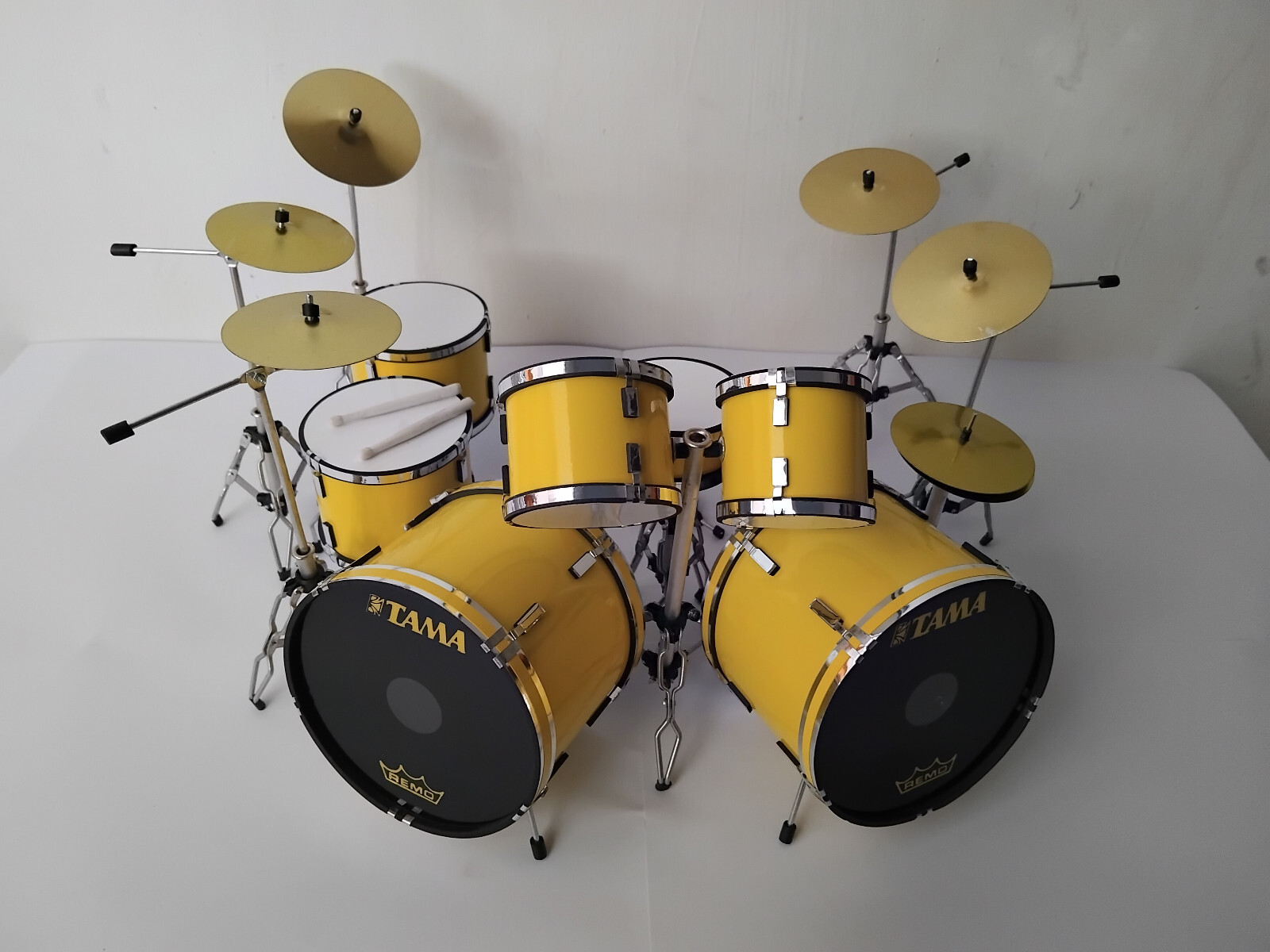 Miniature Drum Set Kit TAMA Yellow Guitar Bass Amplifier for Display Only 1/6
