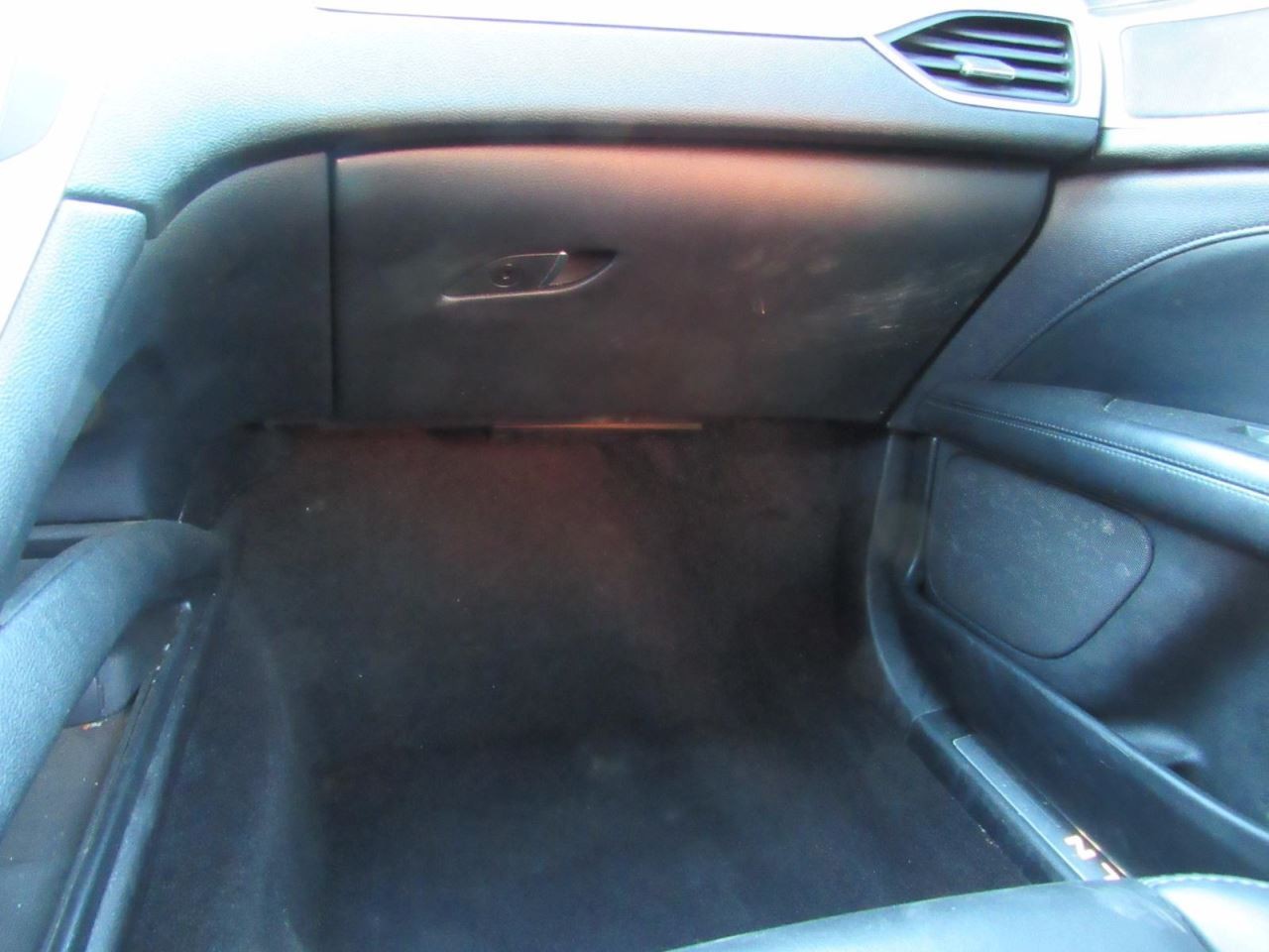 MKZ       2020 Glove Box 1008161