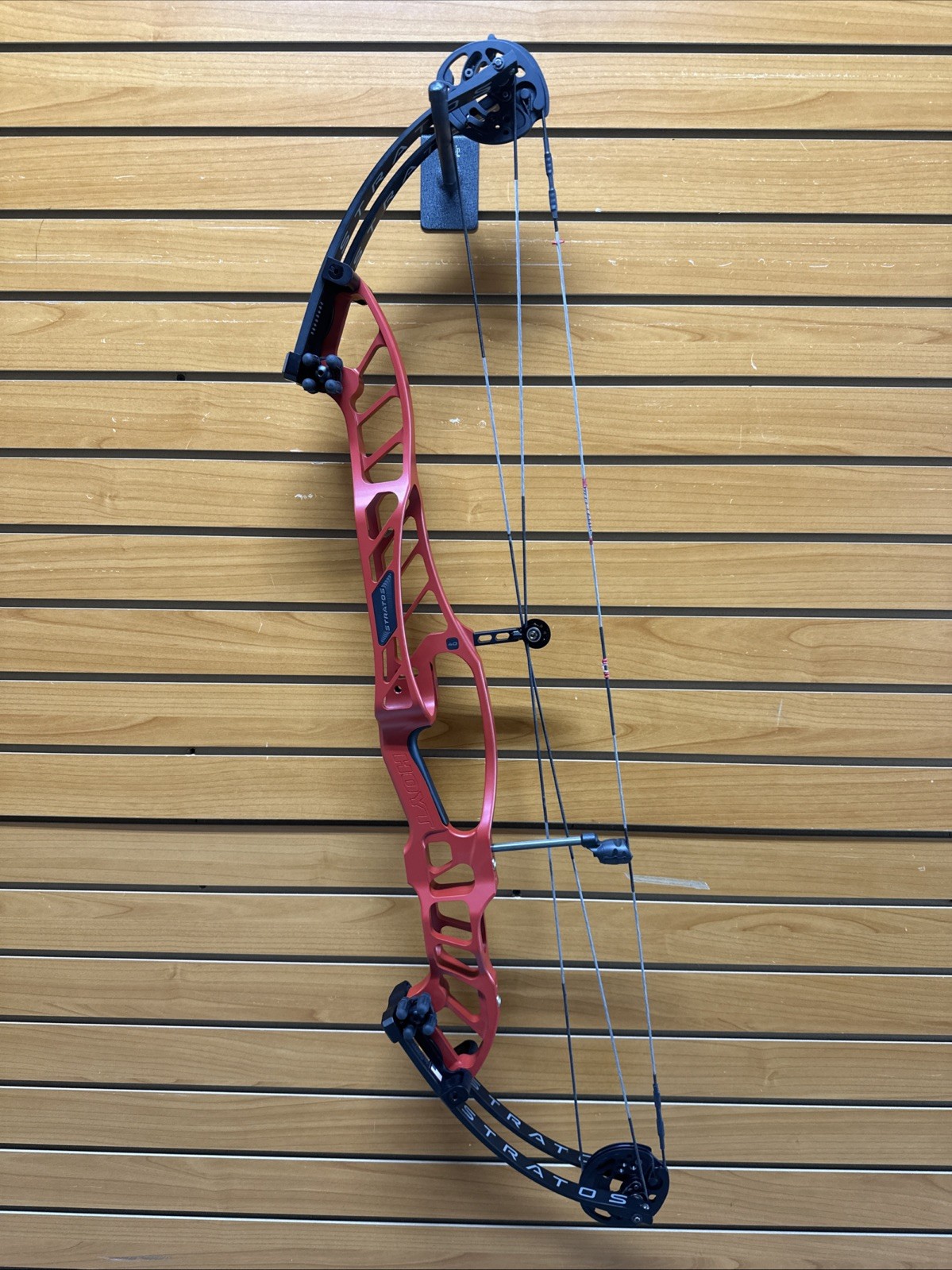 Hoyt Stratos 40 Compound Bow - RH - 50-60# - 25.5-29” - Item 6025