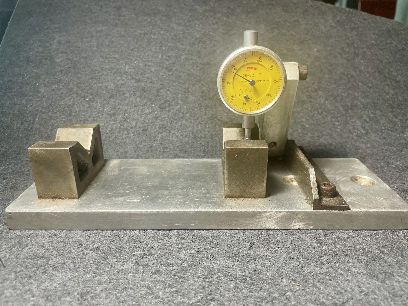 Swiss Precision Instruments SPI Dial Indicator 25-323-7 Metal base & 2 v-blocks