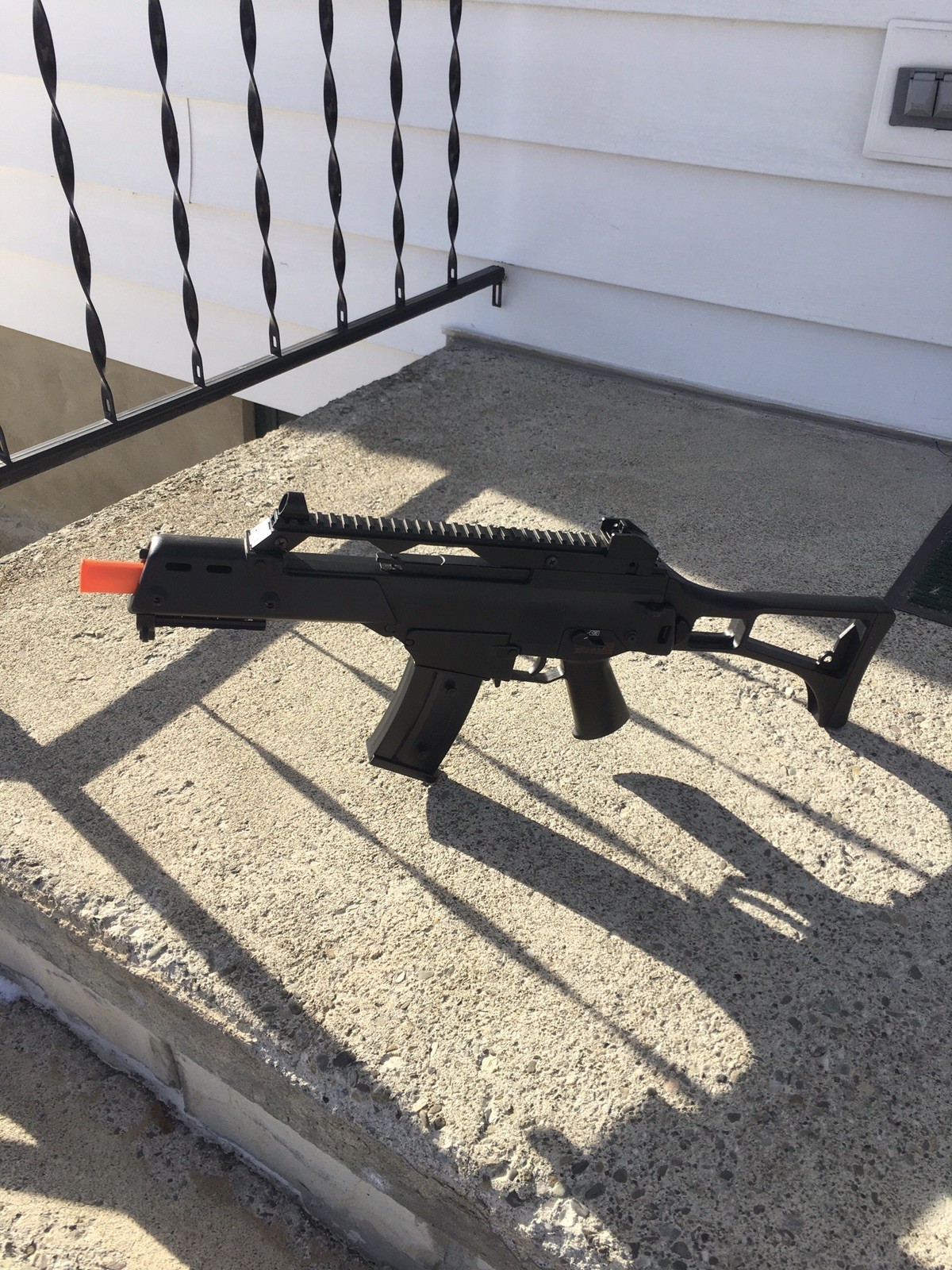 G608 , ELECTRIC AIR GUN , EXCELLENT CONDITION