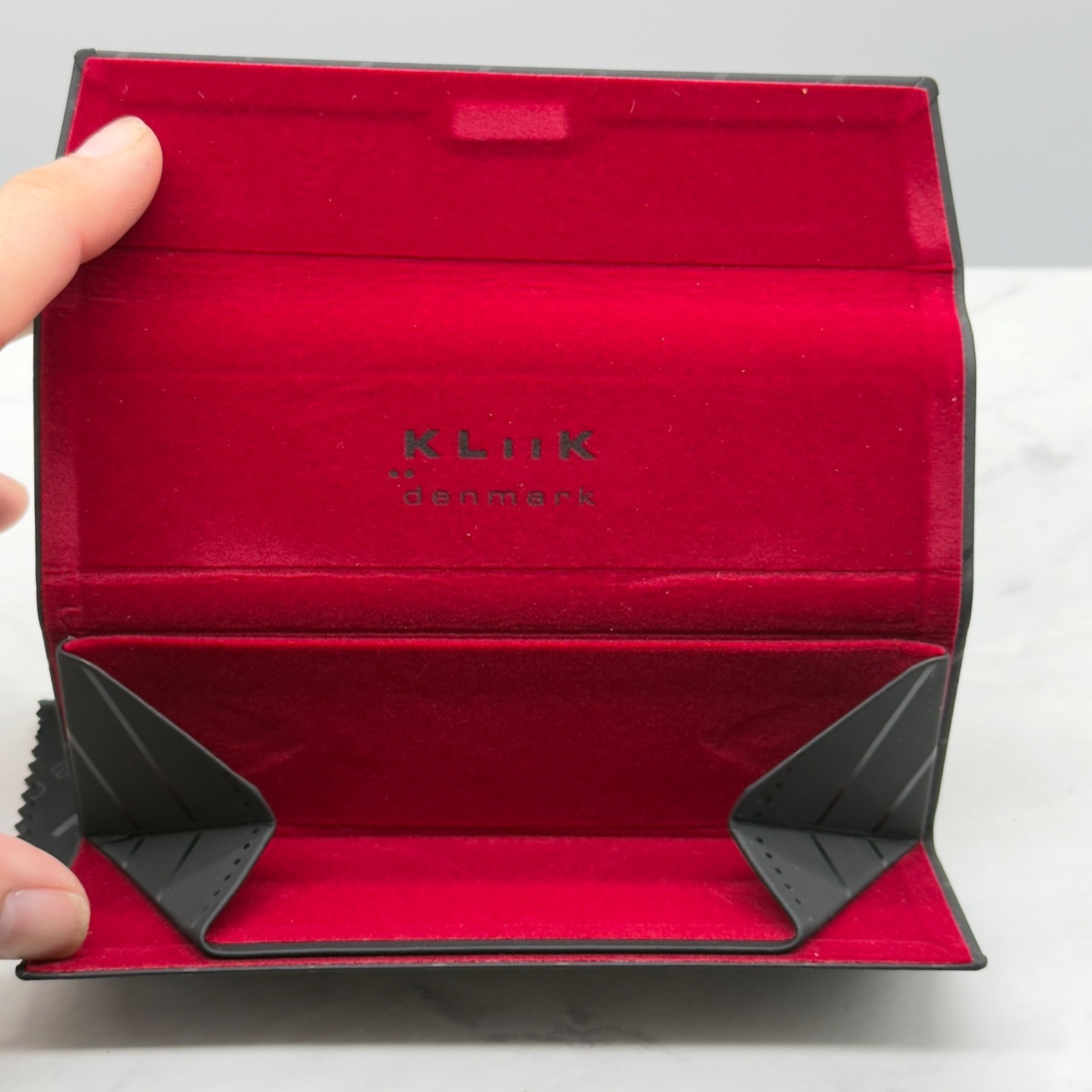 Kliik Denmark Eyeglass Hard Case Trifold Foldable Magnetic Closure Black Red