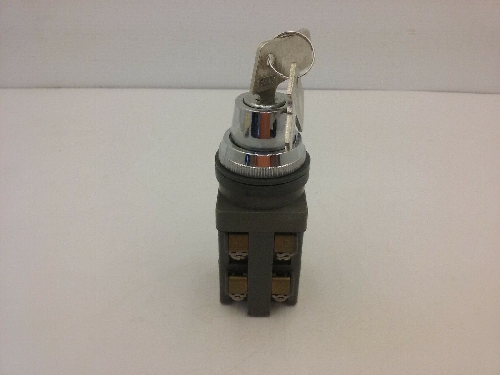 IDEC ASN4K22 SELECTOR SWITCH 2 POSITION SPRING RETURN FROM RIGHT 2NO 2NC NIB