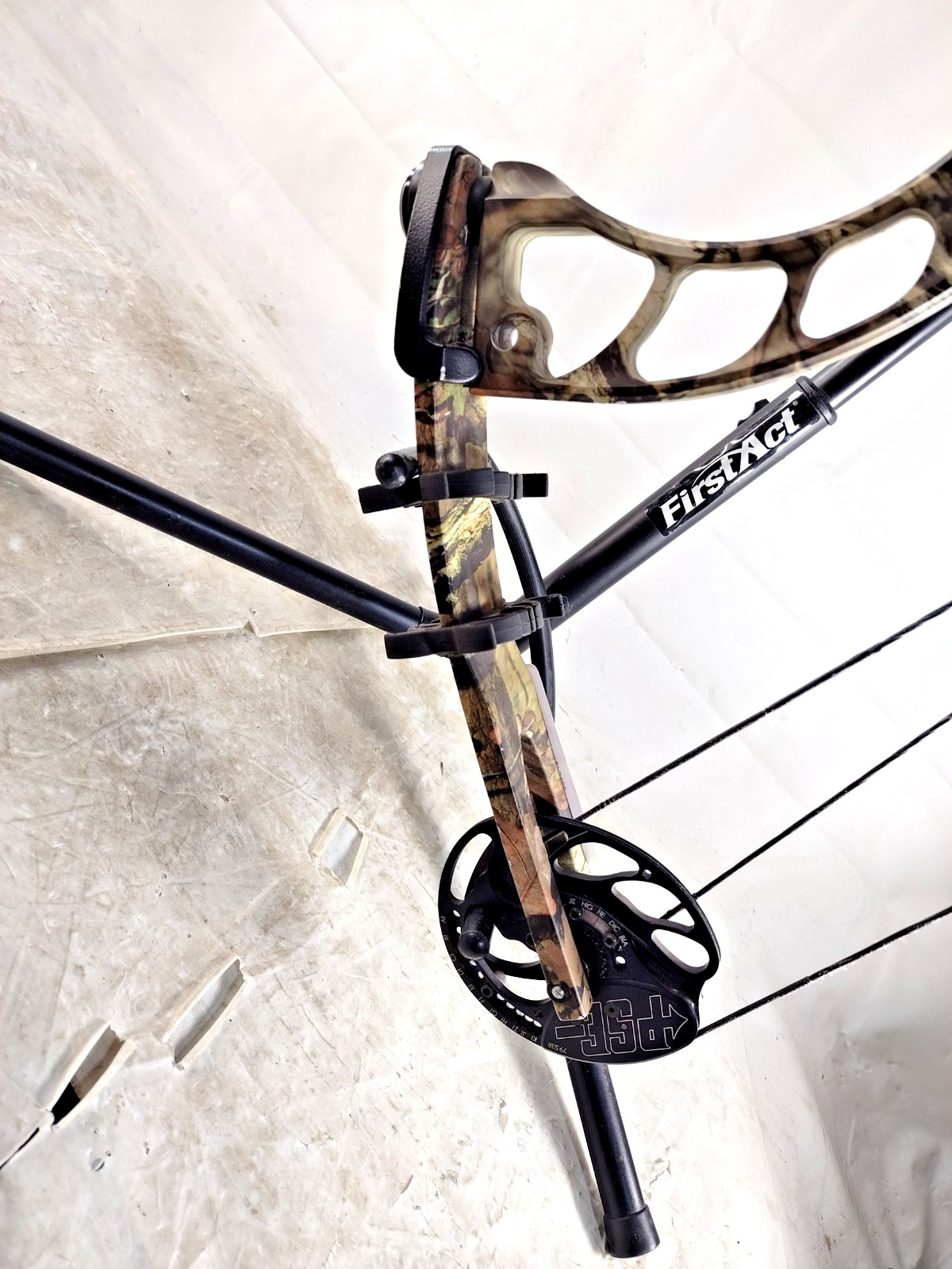 PSE Brute Compound Bow - RH - 25-30” - 60-70#