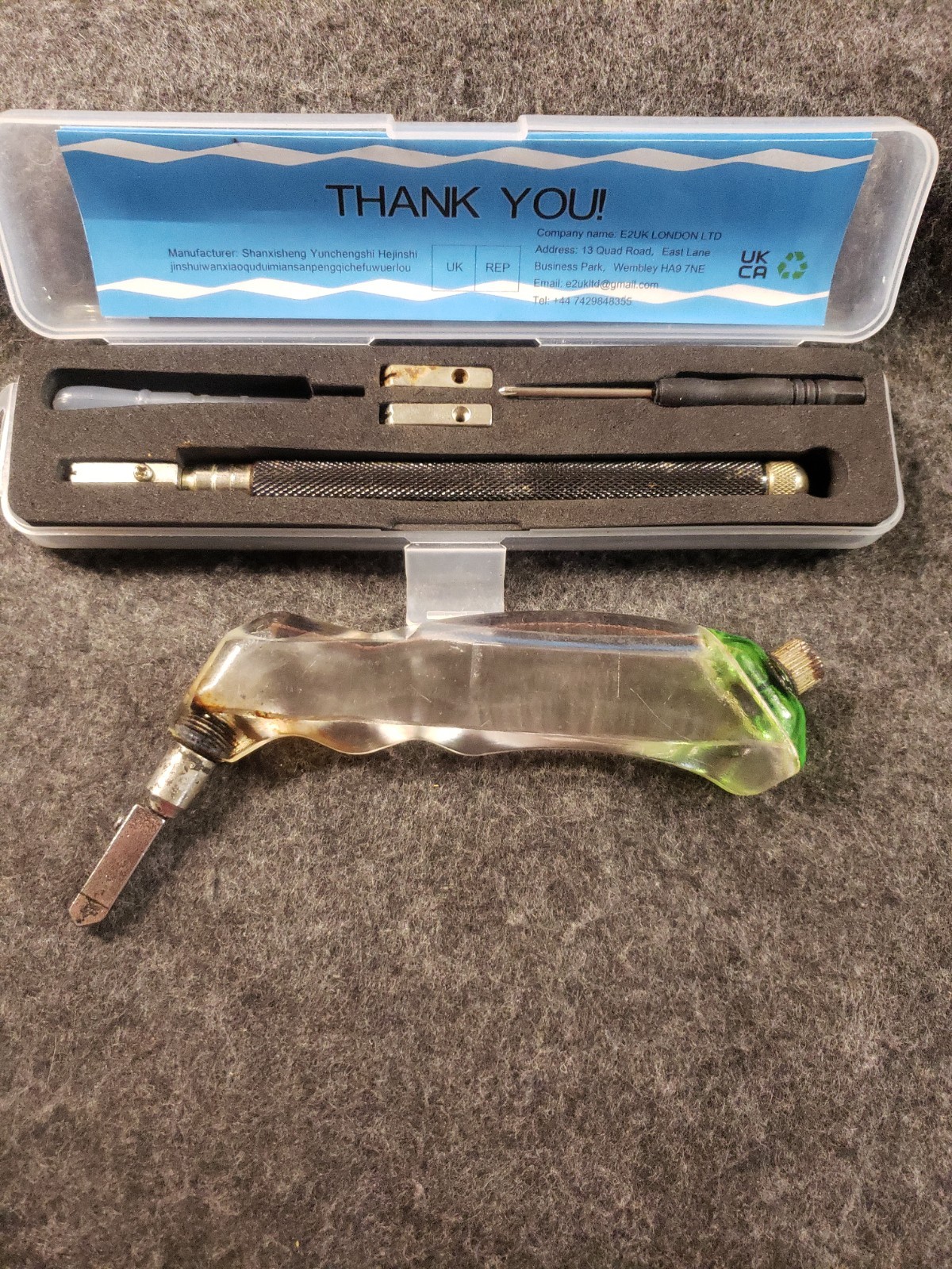 Set of two Glass Cutters with Replacement Heads and Screwdriver (C7B1)