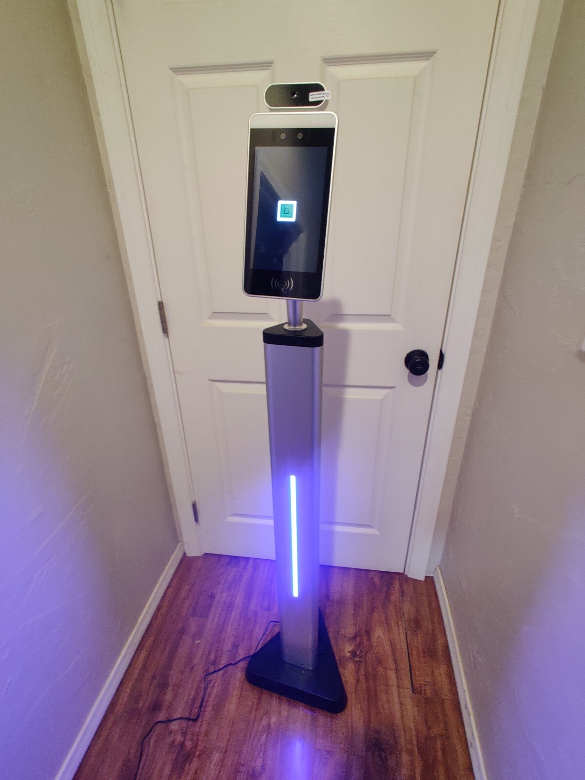 Face Recognition Dynamic Detection Temperature Scanner Kiosk Freestanding Base