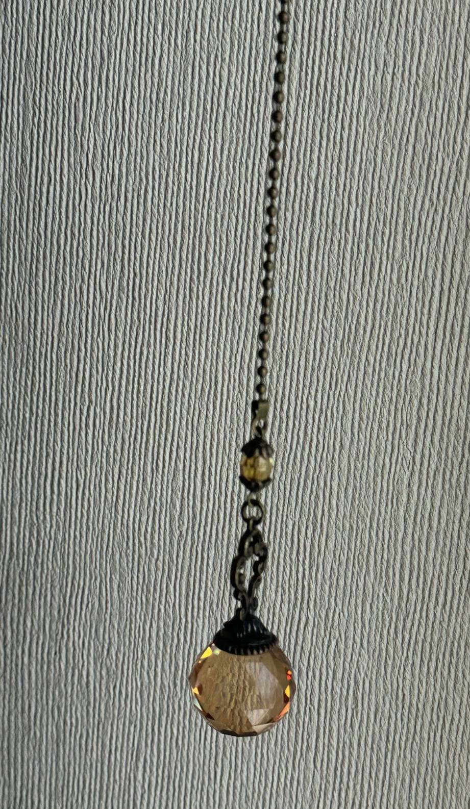 Decorative chain pull featuring amber crystals